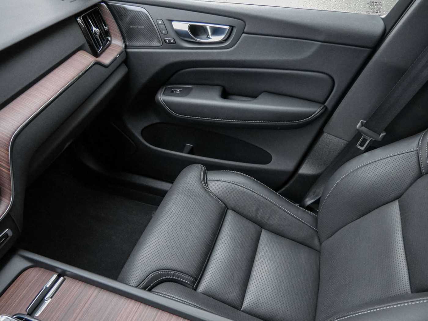 Volvo  T8 Plus Dark Recharge Plug-In Hybrid AWD
