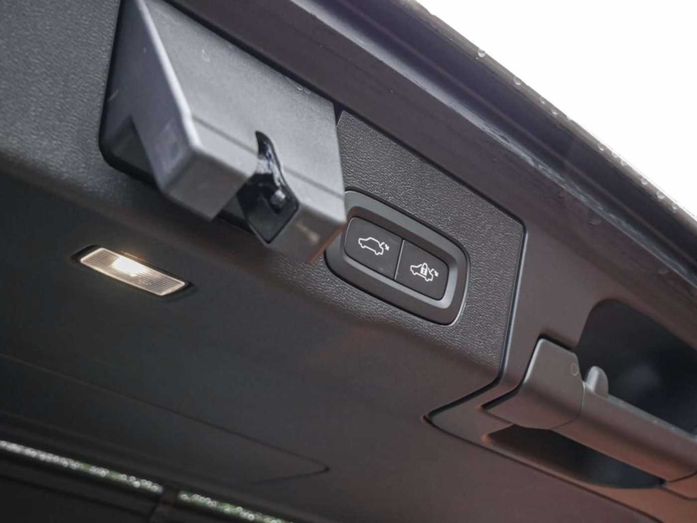 Volvo  T8 Plus Dark Recharge Plug-In Hybrid AWD