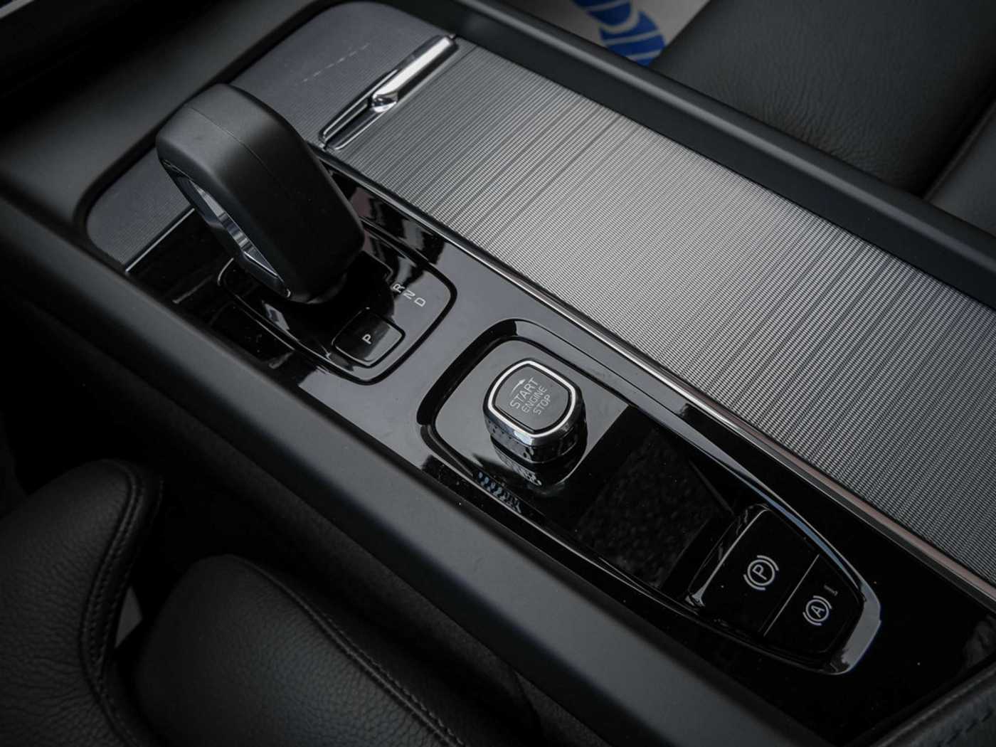 Volvo  T8 Plus Dark Recharge Plug-In Hybrid AWD