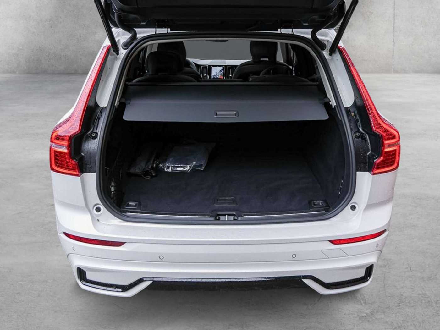 Volvo  T8 Plus Dark Recharge Plug-In Hybrid AWD