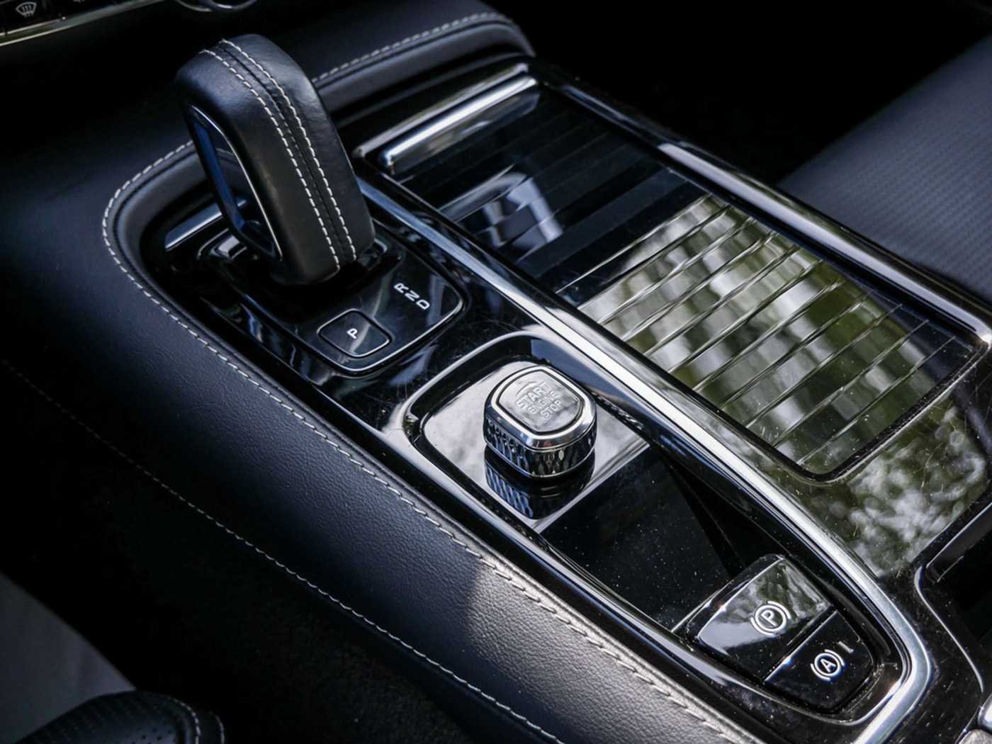 Volvo  T8 Recharge Plug-In Hybrid AWD Plus Dark