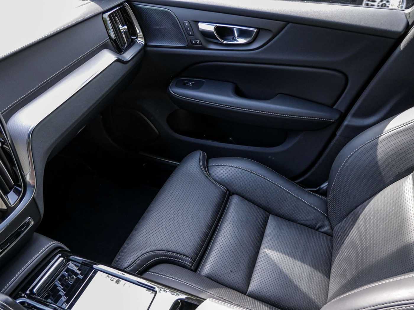 Volvo  T8 Recharge Plug-In Hybrid AWD Plus Dark