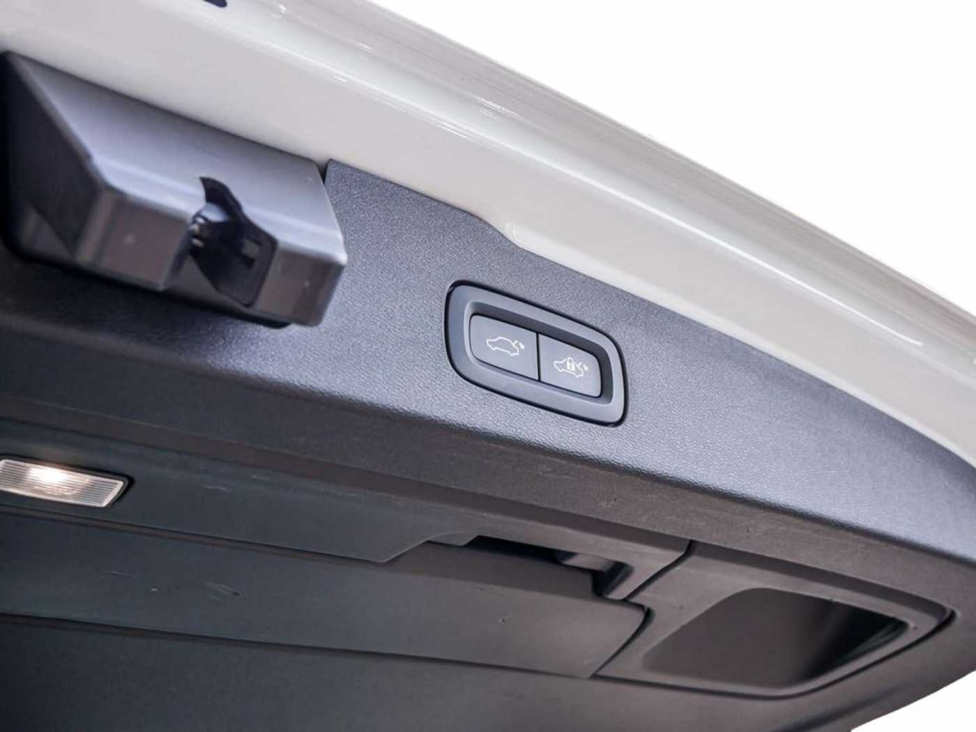 Volvo  T8 Recharge Plug-In Hybrid AWD Plus Dark