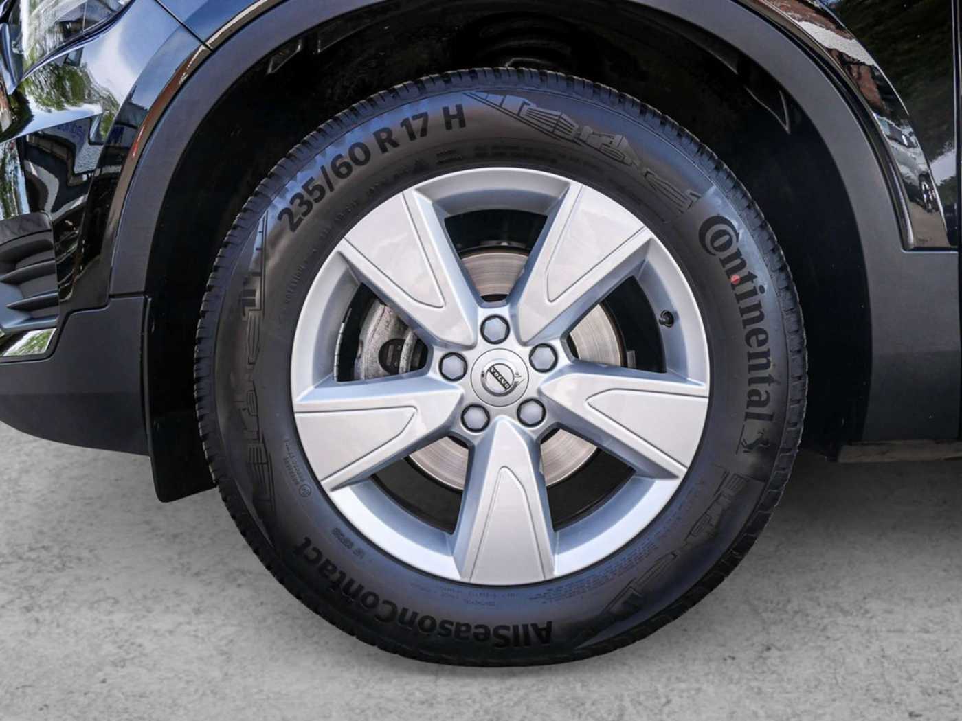 Volvo  T2 Momentum Core 2WD
