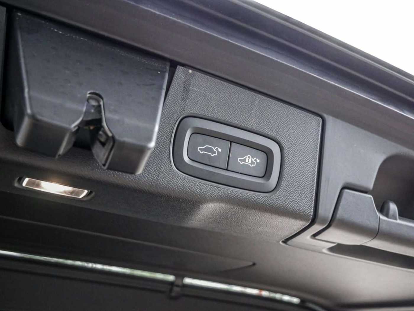 Volvo  Recharge T6 AWD Plus Dark LED PANO 360°