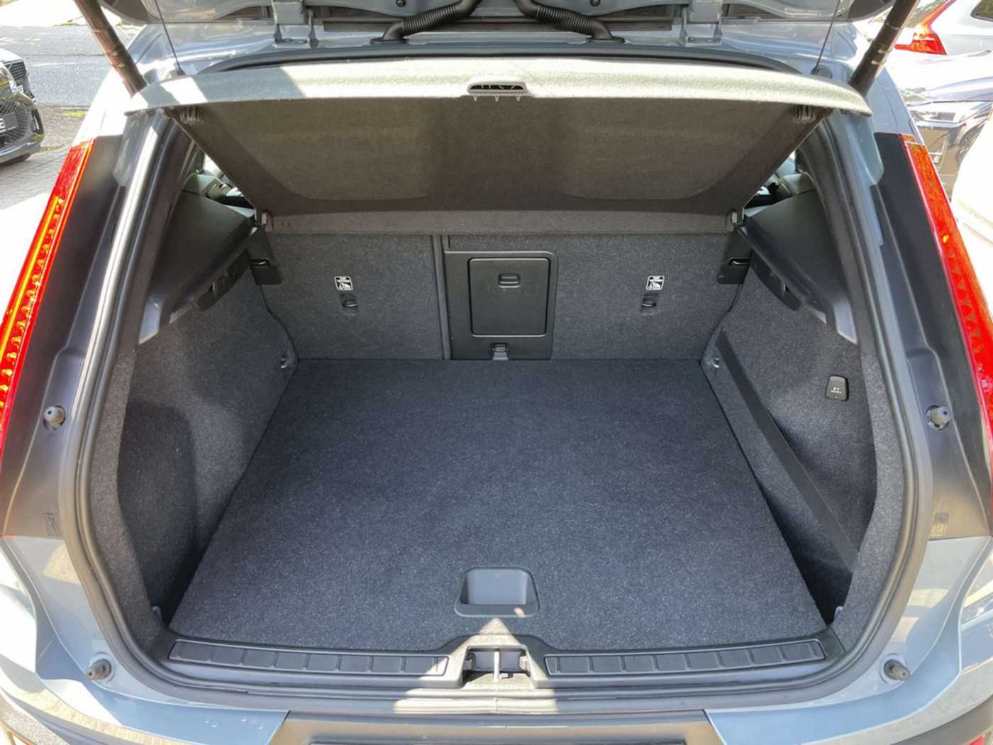 Volvo  T3 Momentum Pro KAMERA | HARMAN/KARDON | WINTER-PA
