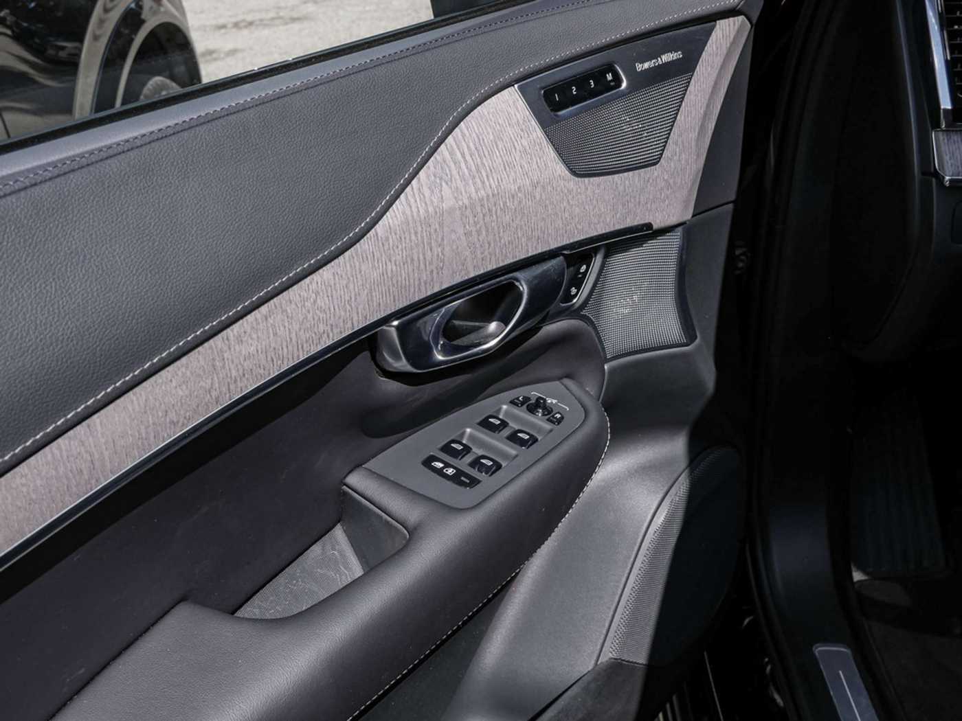 Volvo  T8 Ultimate Dark Recharge Plug-In Hybrid AWD