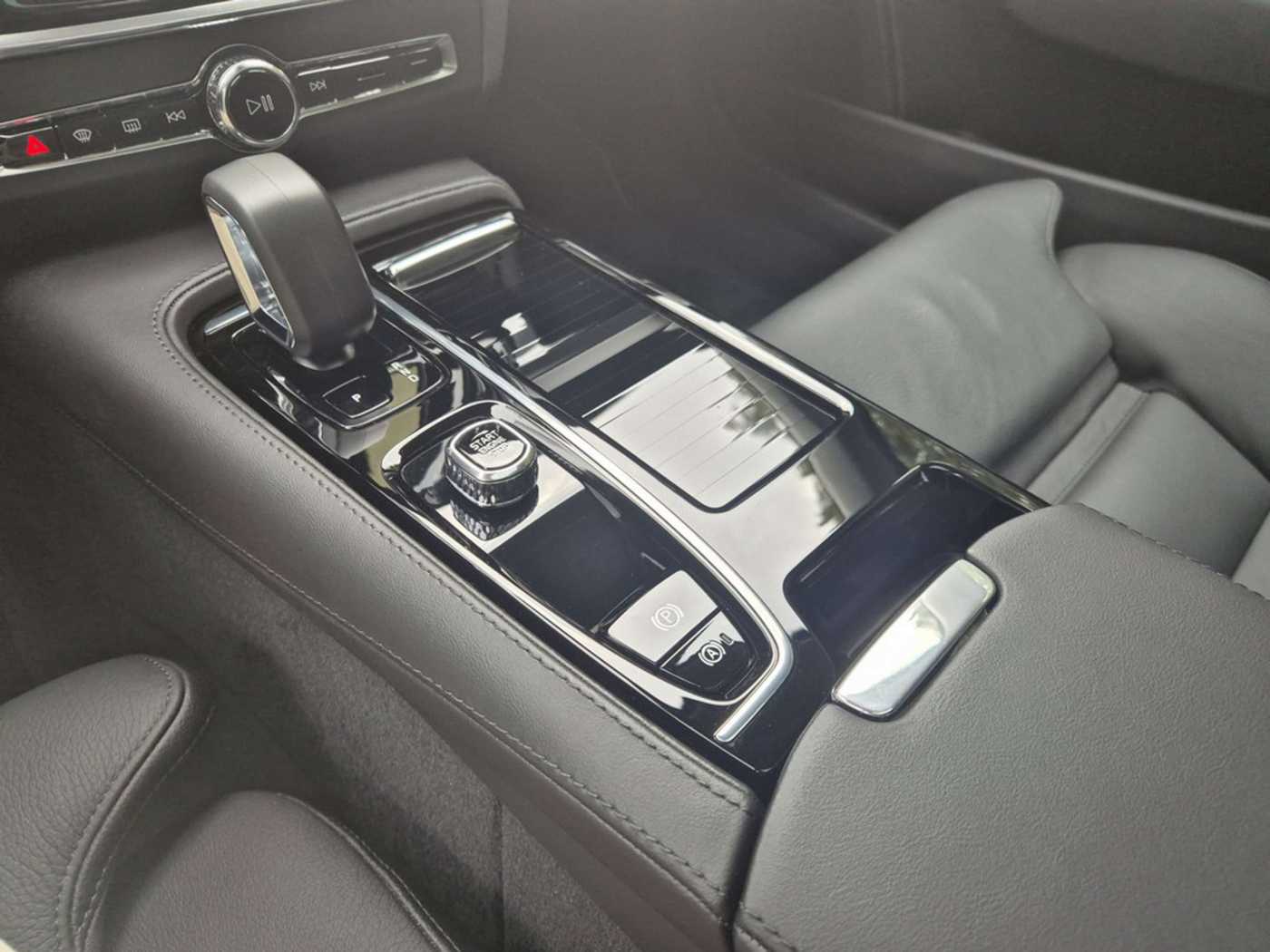 Volvo  T8 Ultimate Dark Recharge Plug-In Hybrid AWD