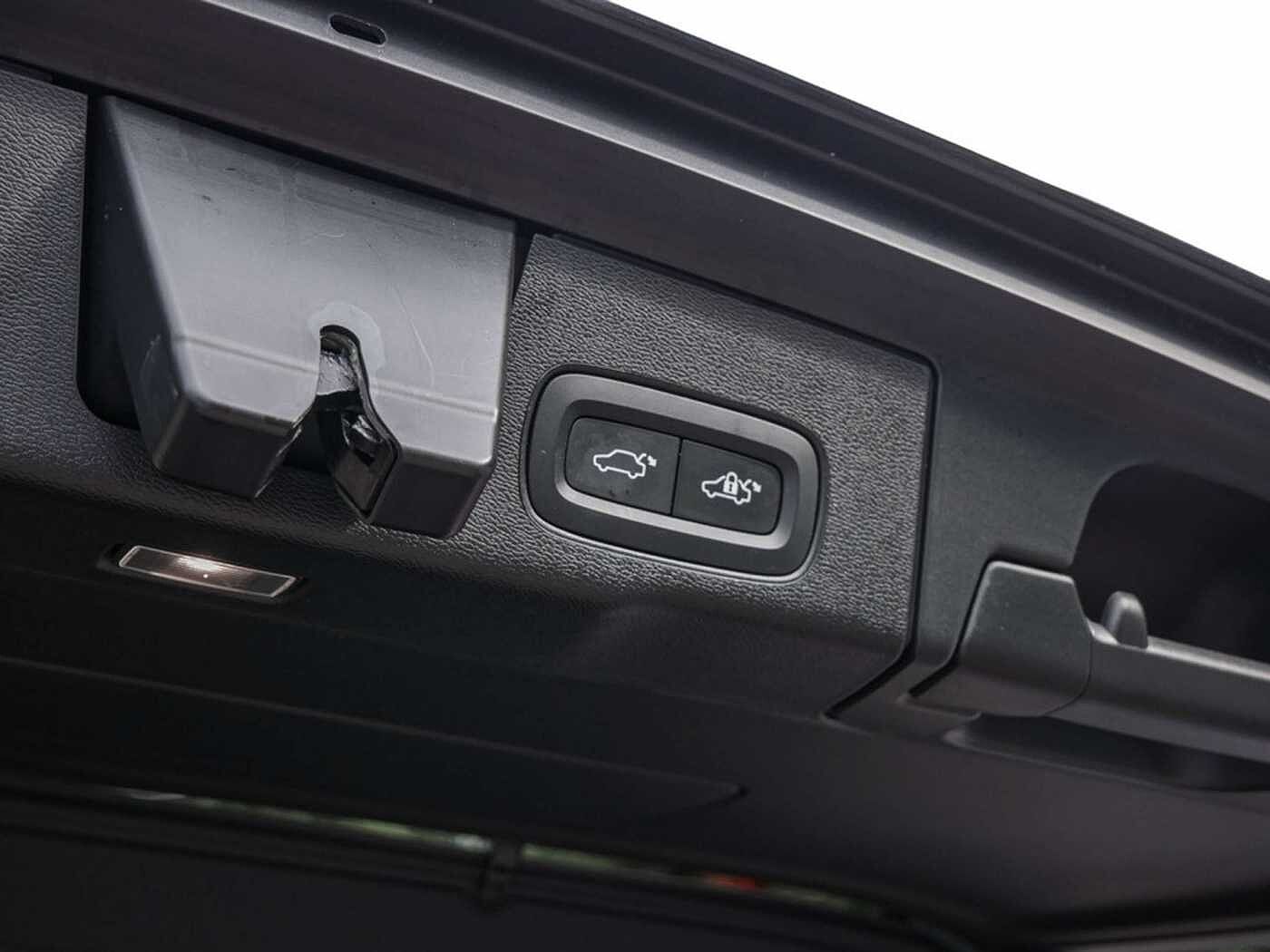 Volvo  T6 AWD Recharge Plug-In Hybrid R-Design