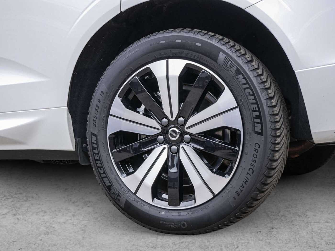 Volvo  T6 Plus Dark Recharge Plug-In Hybrid AWD