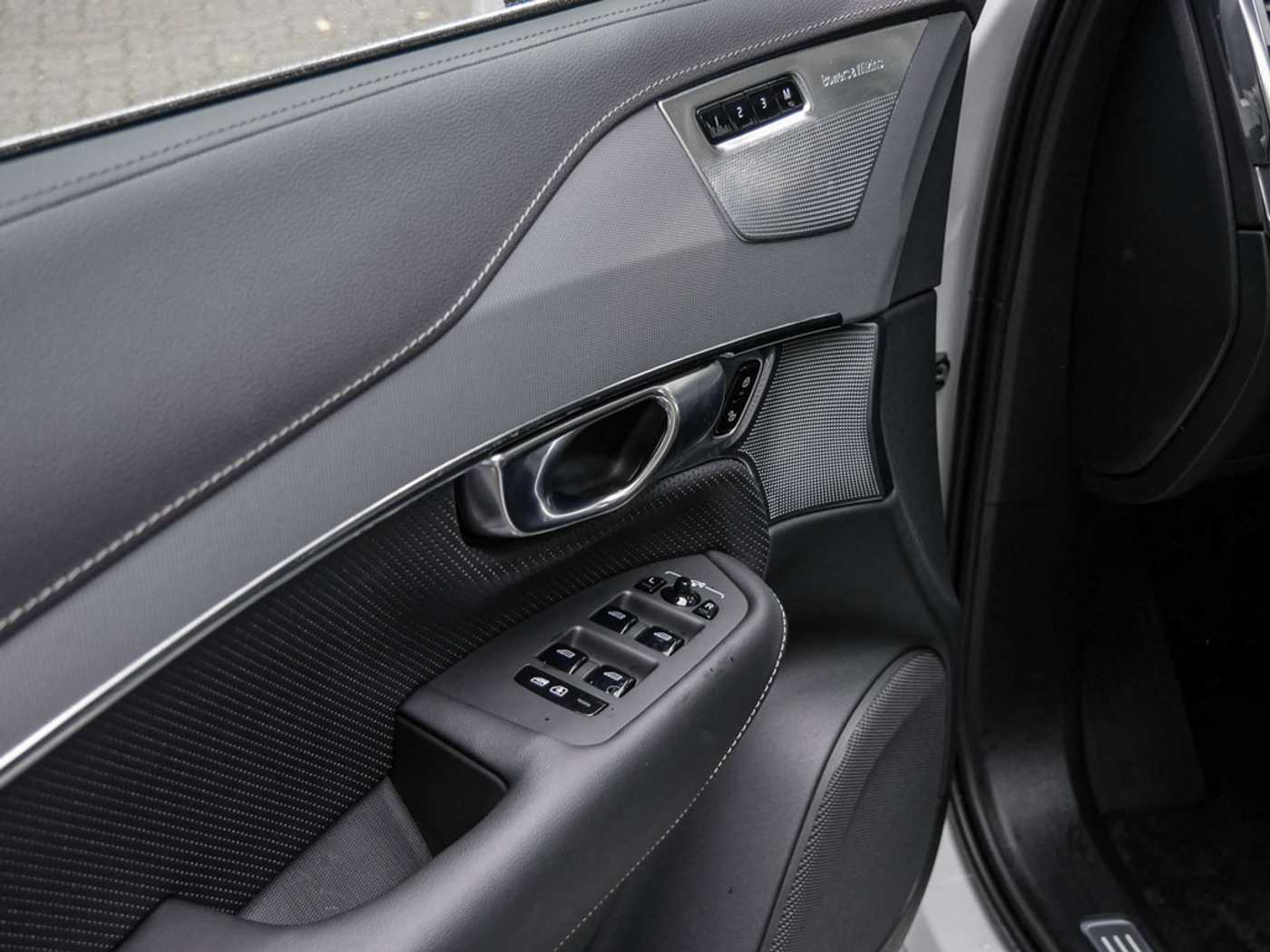 Volvo  T8 Plus Bright Recharge Plug-In Hybrid AWD