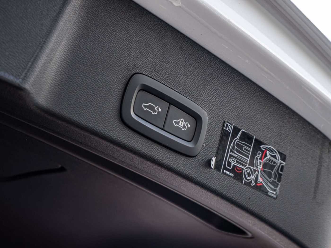 Volvo  T5 R-Design Expression Recharge ACC | AHK | BLIS | Licht- & Winter-Pak.