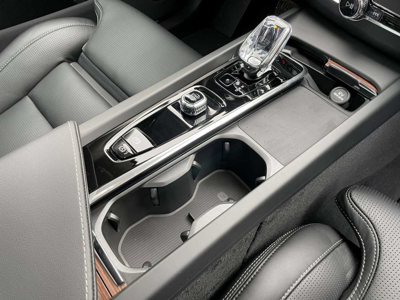 Volvo  T8 AWD Recharge Ultimate Dark Plug-In Hybrid