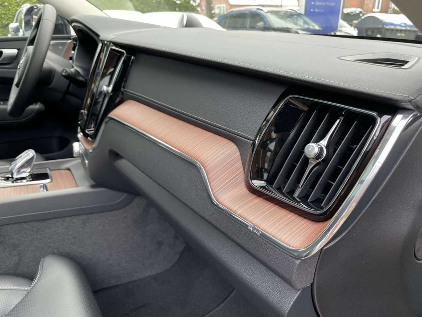 Volvo  T8 AWD Recharge Ultimate Dark Plug-In Hybrid