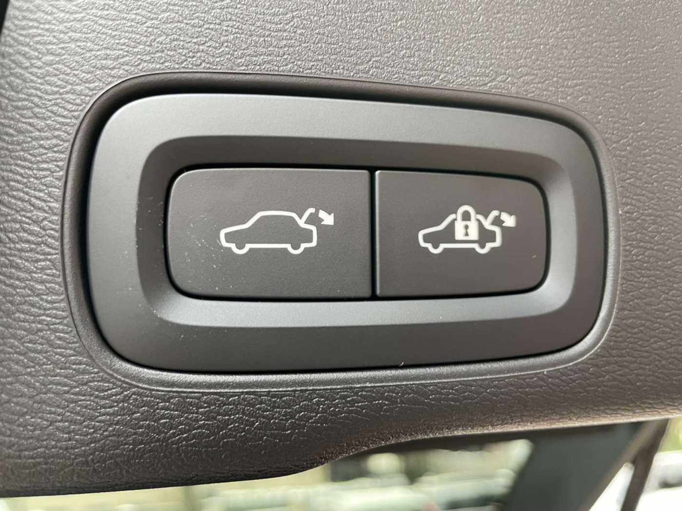 Volvo  T8 AWD Recharge Ultimate Dark Plug-In Hybrid