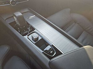 Volvo  T8 AWD Recharge Plug-In Hybrid Ultra Dark