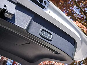 Volvo  B4 Ultra Dark H/K HGSD ACC FACEL. LED
