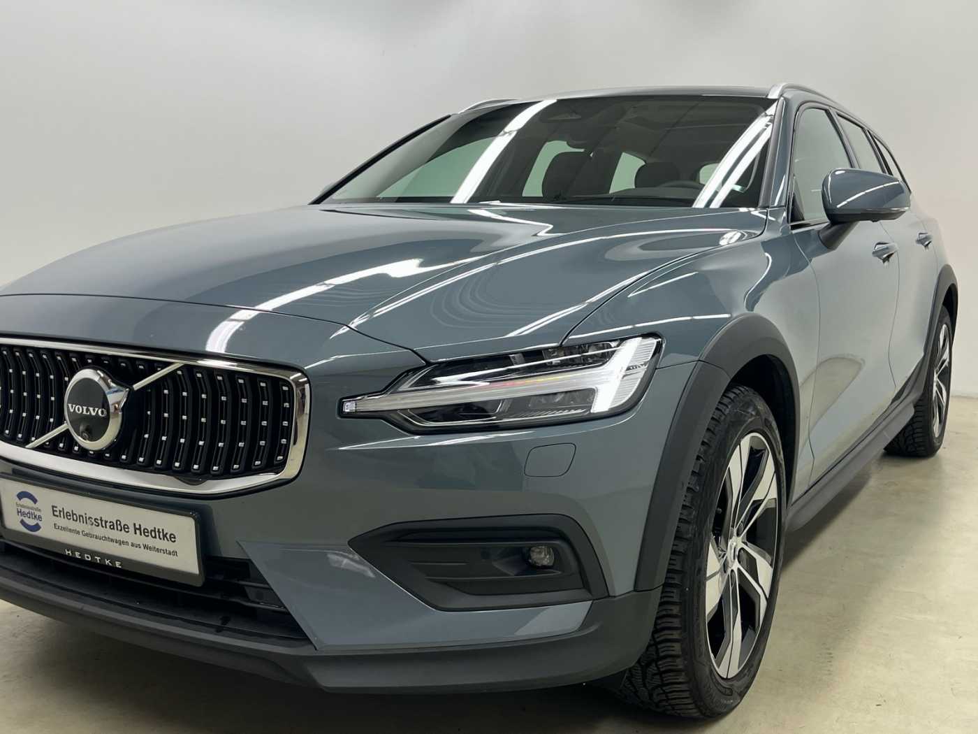 Volvo  V60 Cross Country Ultimate, B4 AWD Mild-Hybrid, Diesel, Bright