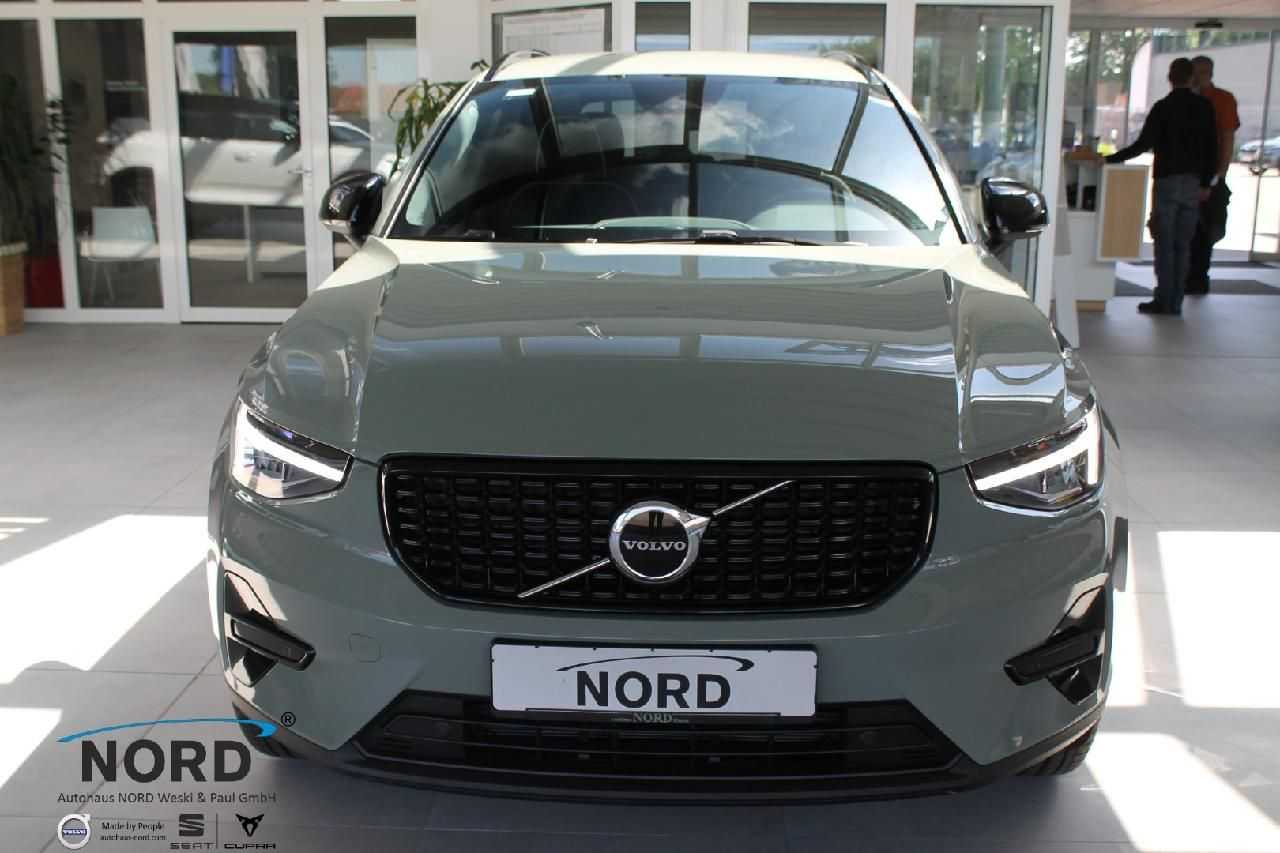 Volvo  XC40 Plus, B3 Mild-Hybrid, Benzin, Dark