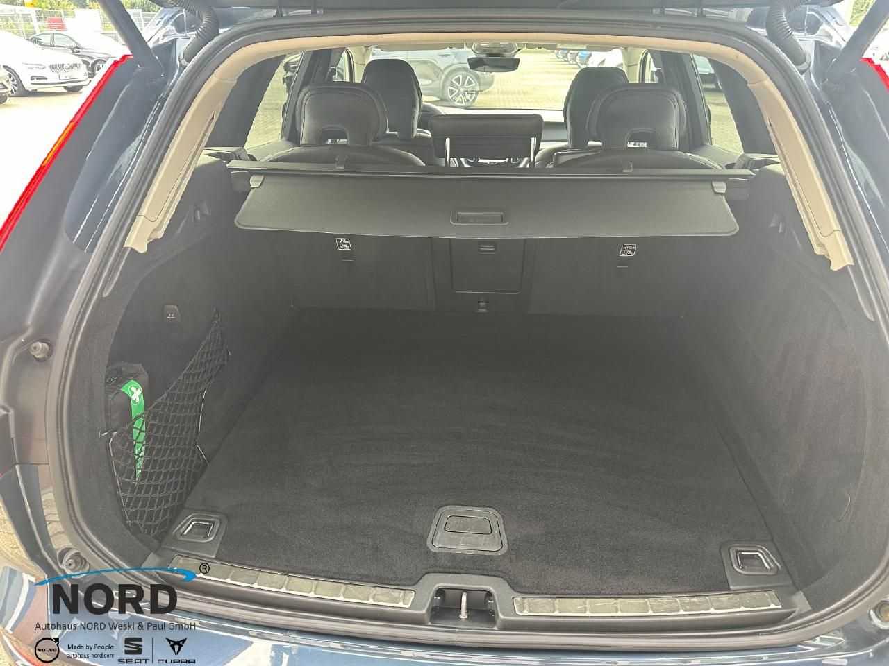Volvo  B4D Plus Dark AWD/Standh. /HarmanKardon/Blis
