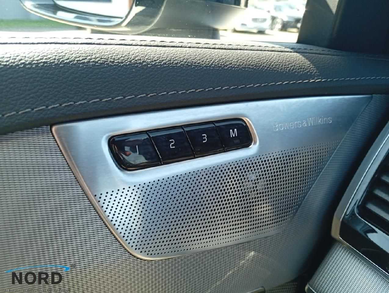Volvo  Ultra Dark T8 Plug-In Hybrid AWD/B&W/22
