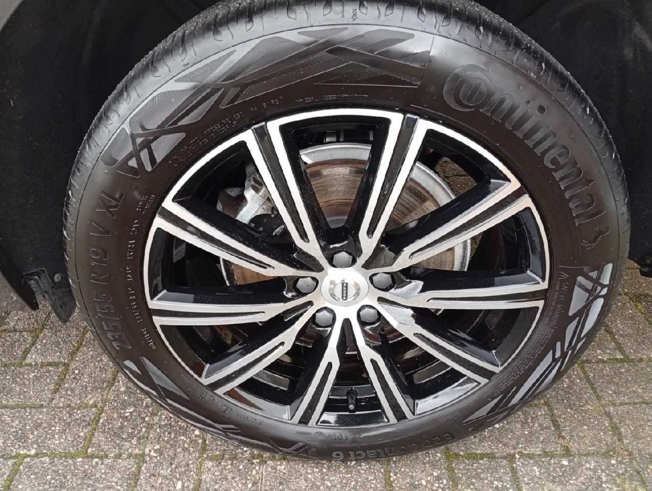 Volvo  B4D Gear. Ultimate Dark AWD/Head-UP/Pano-D.