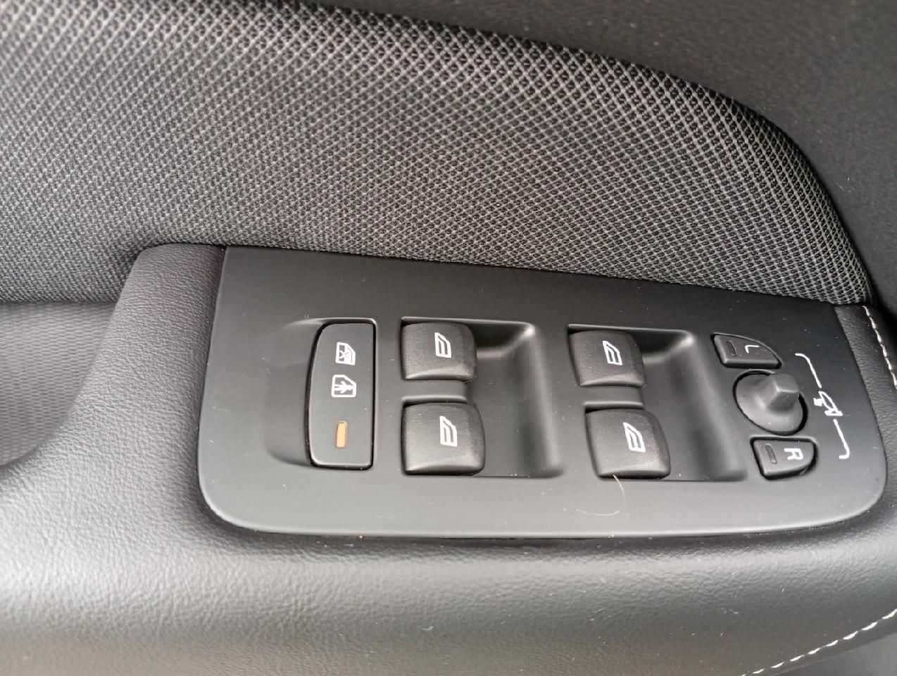 Volvo  B4D Gear. Ultimate Dark AWD/Head-UP/Pano-D.