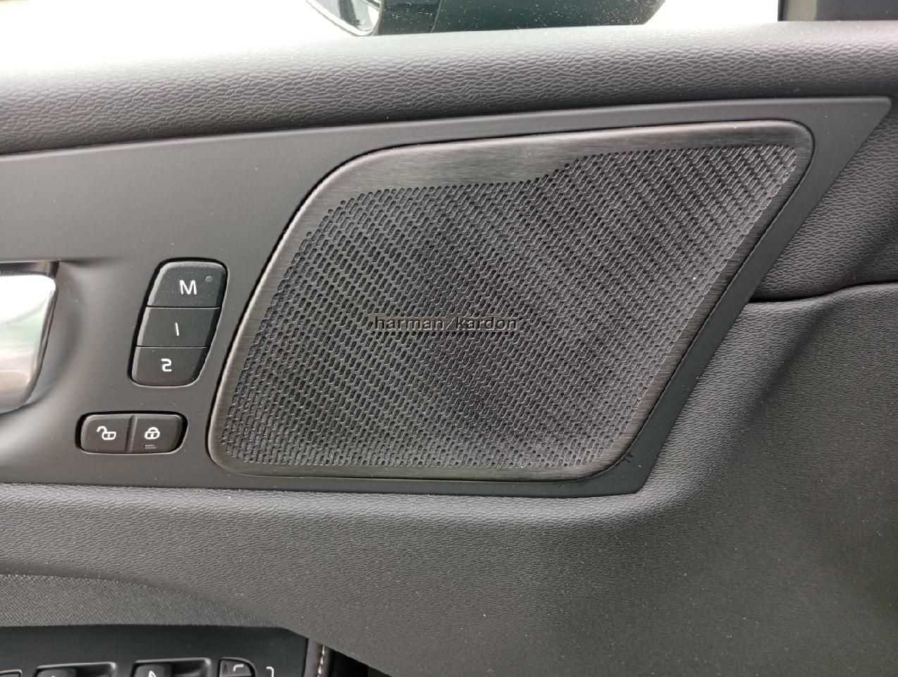 Volvo  B4D Gear. Ultimate Dark AWD/Head-UP/Pano-D.