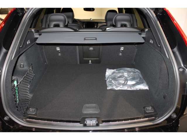 Volvo  T8 Plus Black Edition B&W Sound. 360°Kamera Panoramadach