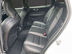 Volvo  B4 Benzin Plus Dark