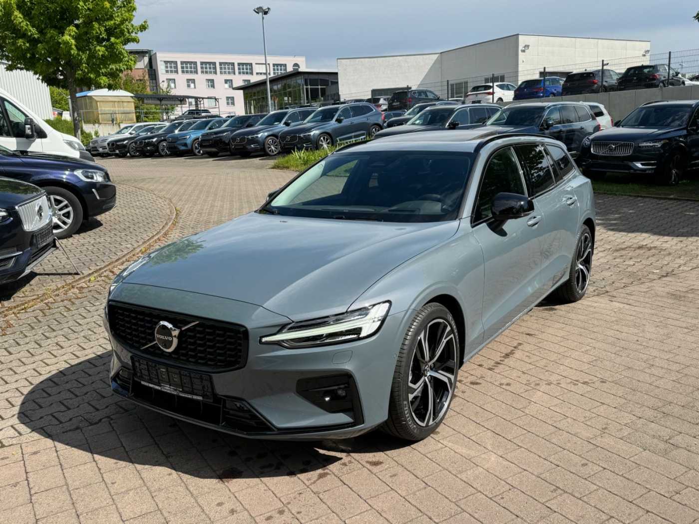 Volvo  ULTIMATE DARK +360+STANDHZG+AHK+19'PRIVACY