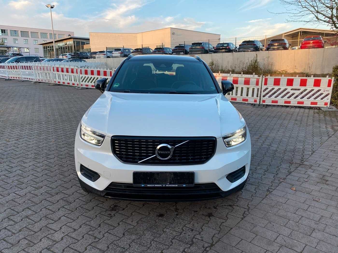 Volvo  D4 AWD R-DESIGN+AHK+ALCANTARA+NAVI+UNFALLFREI