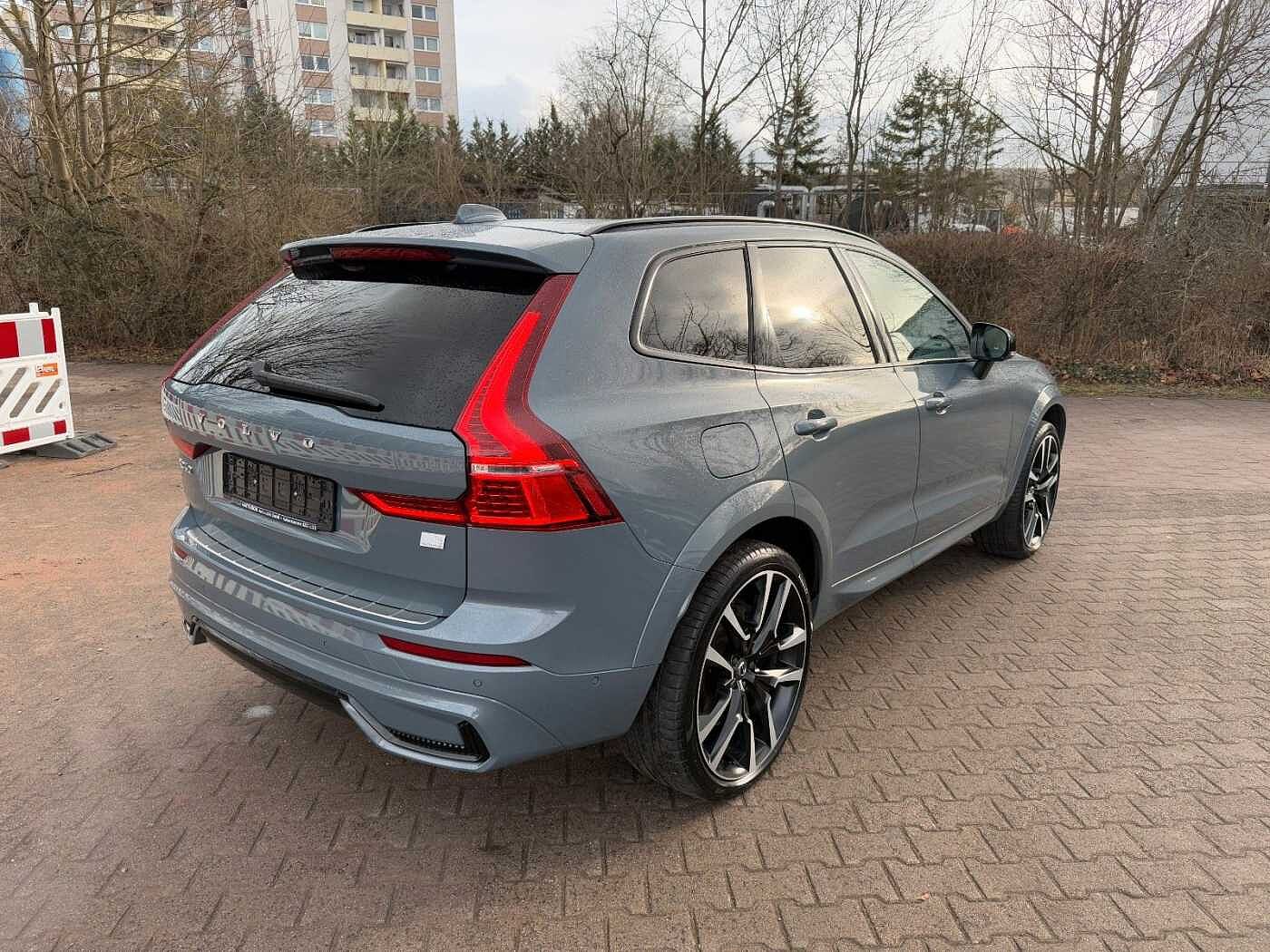 Volvo  T6 AWD R-DESIGN+LEDER+AHK+360°CAM+ACC+22'