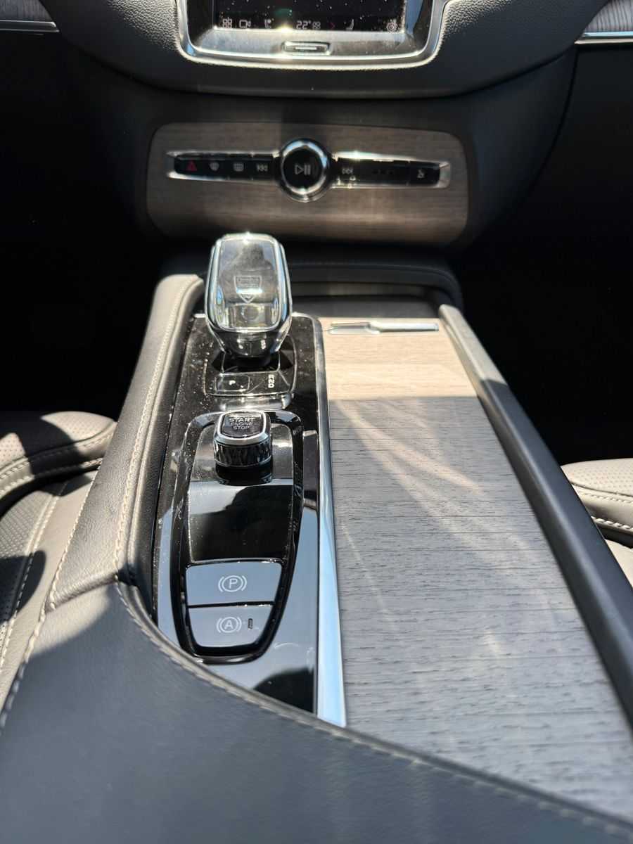 Volvo  T8 AWD PLUS DARK+7SITZE+360°CAM+22'ALU++