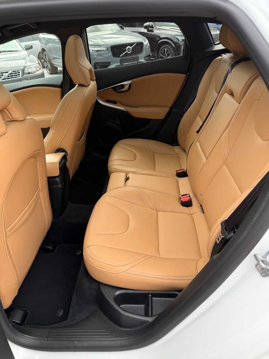Volvo  CC SUMMUM+ACC+BLIS+CAM+PDC+LEDER+EL. SITZE