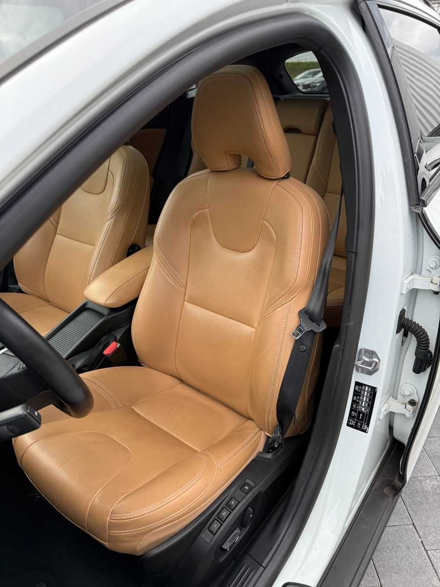 Volvo  CC SUMMUM+ACC+BLIS+CAM+PDC+LEDER+EL. SITZE