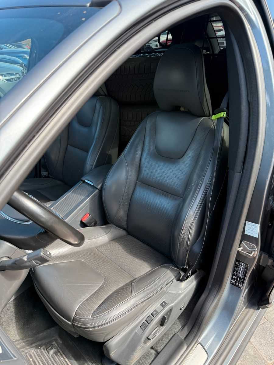 Volvo  D5 AWD INSCRIPTION+VOLLAUSSTATTUNG+AHK+8FAC