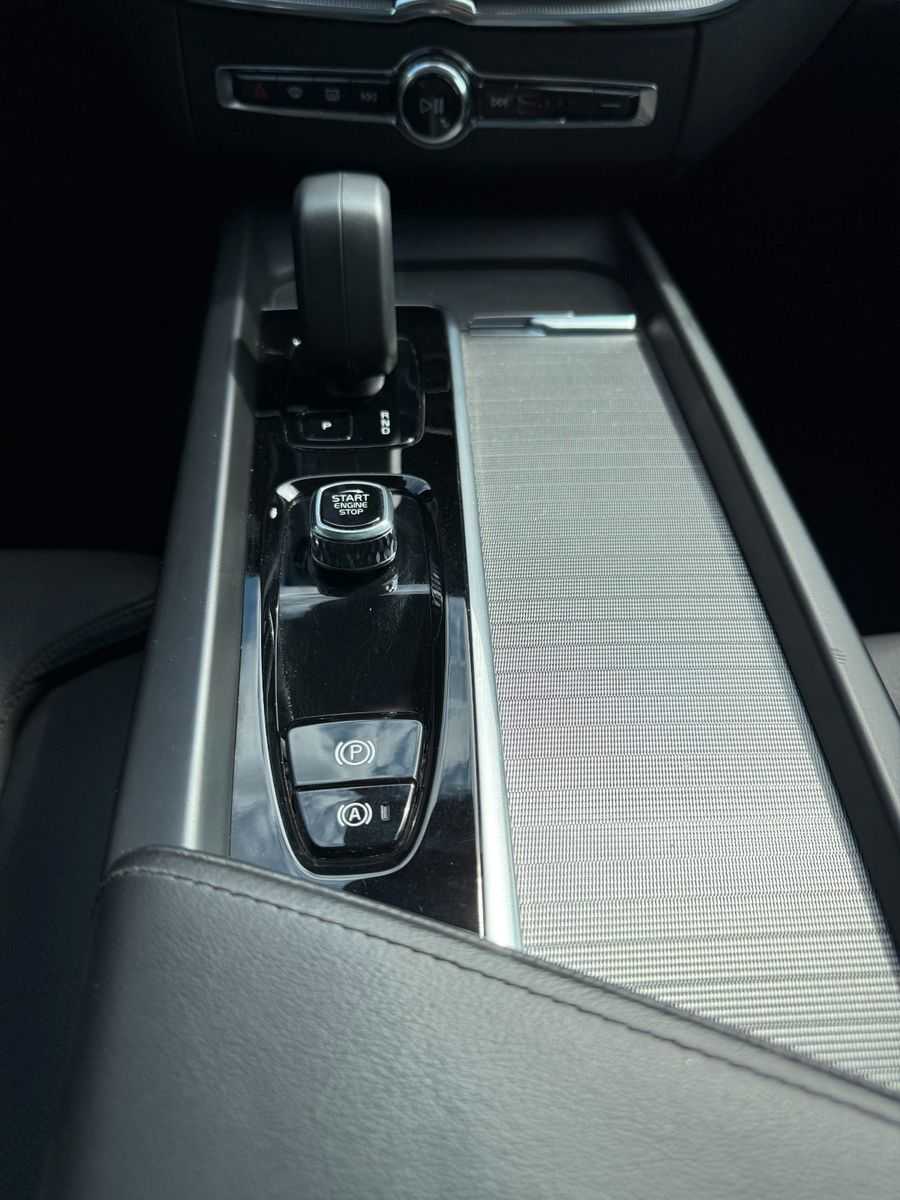 Volvo  PLUS DARK AWD +PANO+STANDHZG+LED+AHK+1.HD