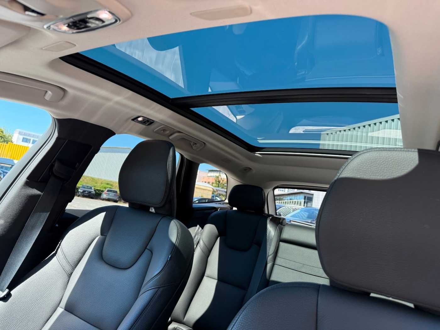 Volvo  T6 R-Design LEDER+NAVI+LED+PANO+STANDHZG+SH