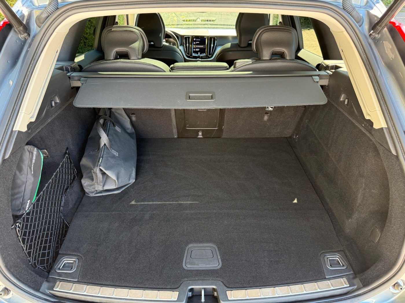 Volvo  T6 R-Design LEDER+NAVI+LED+PANO+STANDHZG+SH