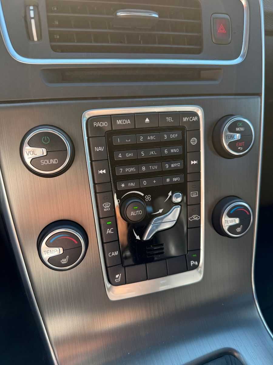Volvo  D5 SUMMUM+LEDER+EL. SITZE+ACC+PANO