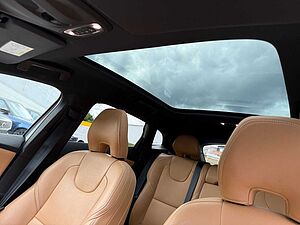 Volvo  CC SUMMUM+ACC+BLIS+CAM+PDC+LEDER+EL. SITZE