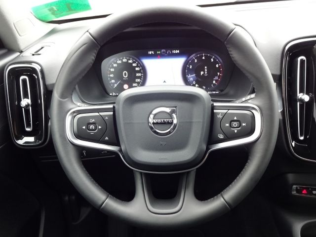 Volvo  T3 Momentum Pro 2WD AT BLIS 360° Navi