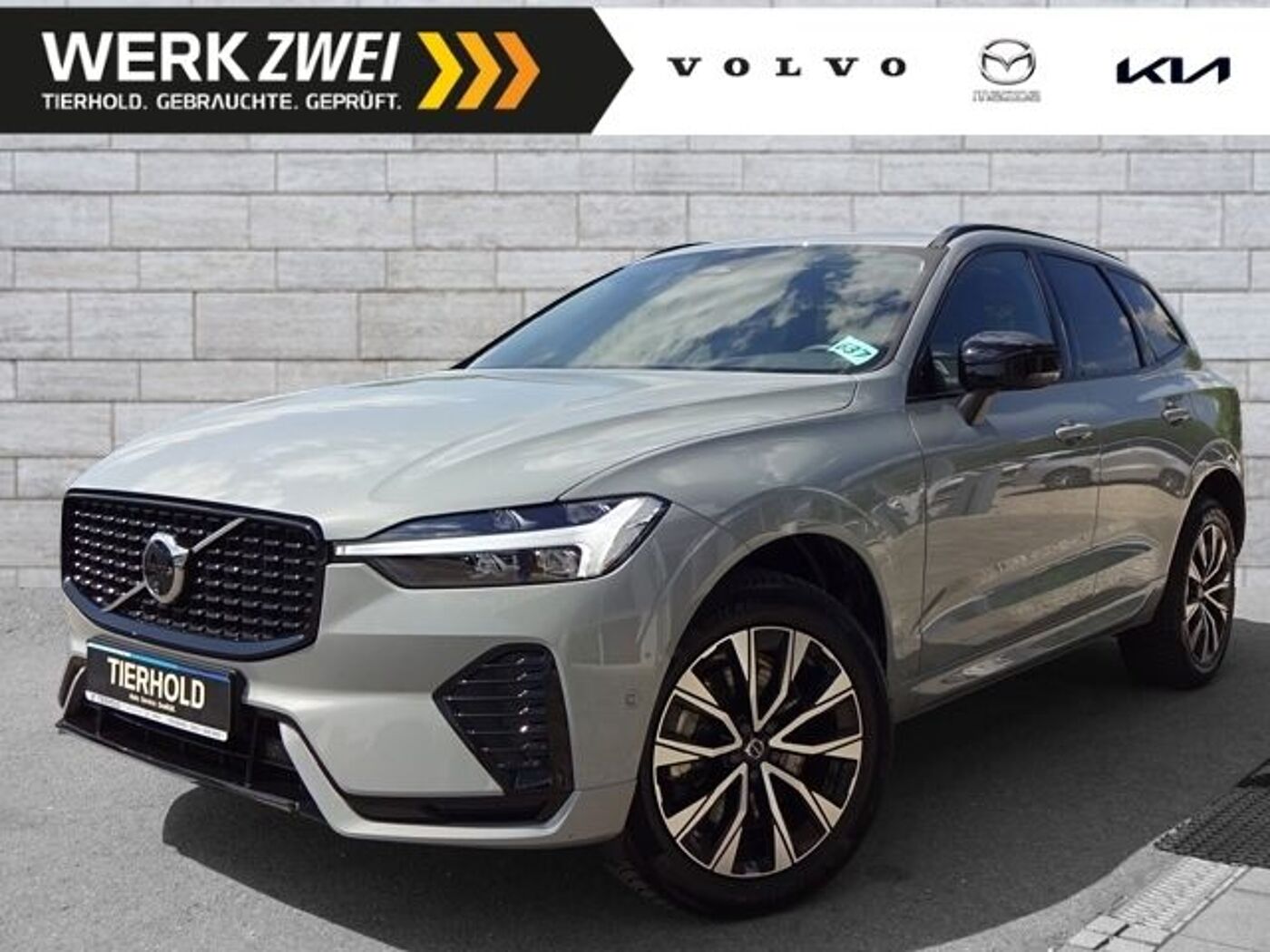 Volvo  B4 Plus Dark 2WD AHK STANDHZ PANO ACC