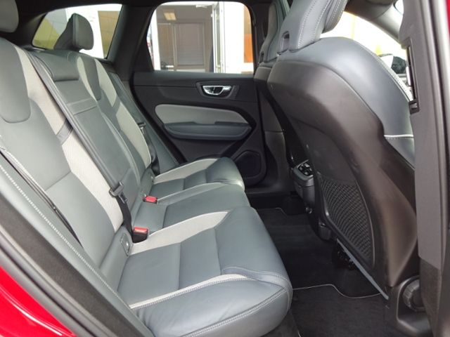 Volvo  B5 R Design AWD Luftfw ACC HUD Standhz PANO