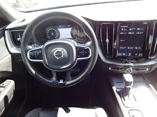 Volvo  D4 R Design 2WD AT Panorama Memory 19'