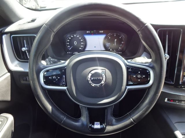 Volvo  D4 R Design 2WD AT Panorama Memory 19'
