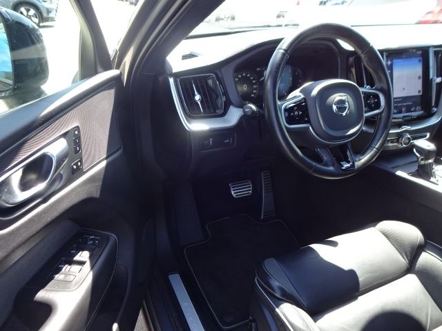 Volvo  D4 R Design 2WD AT Panorama Memory 19'