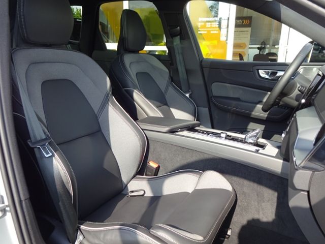 Volvo  B4 Ultimate Dark Luftfw Standhz HUD Pano HK