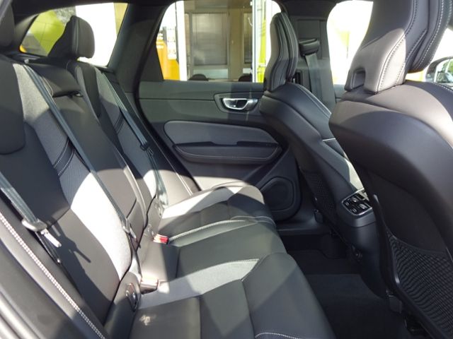 Volvo  B4 Ultimate Dark Luftfw Standhz HUD Pano HK